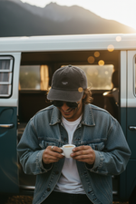 Mann mit Cap am VW Bus