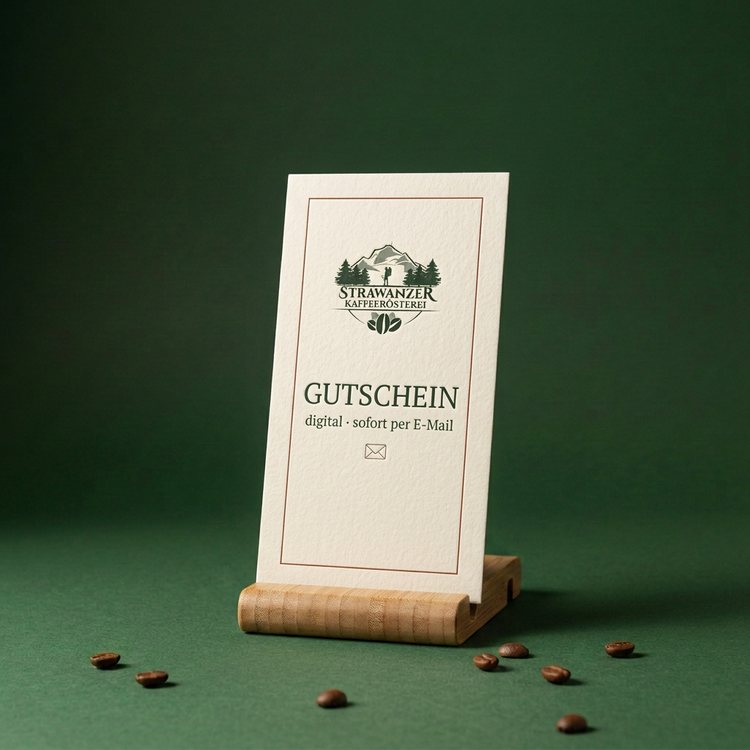 Strawanzer Gutscheinkarte im Holzständer, tannengrüner Studio-Hintergrund